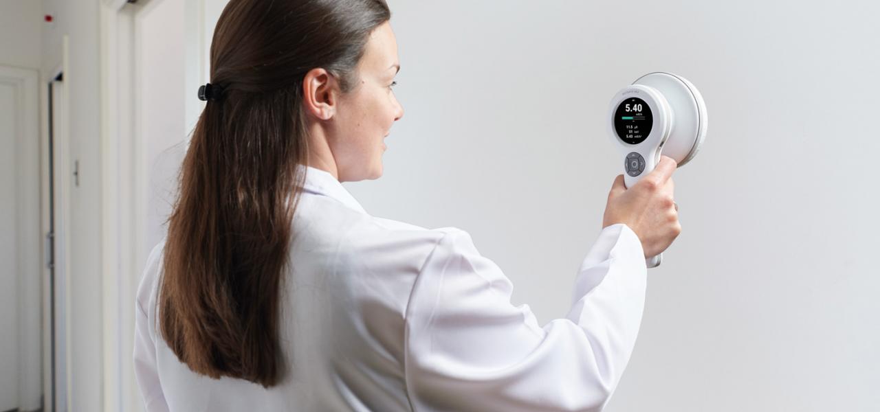 Woman in lab coat using RaySafe 452